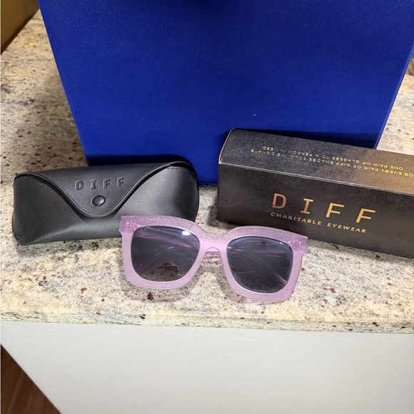Diff Eyewear Carson Lavender Sunglasses - Picture 2 of 2